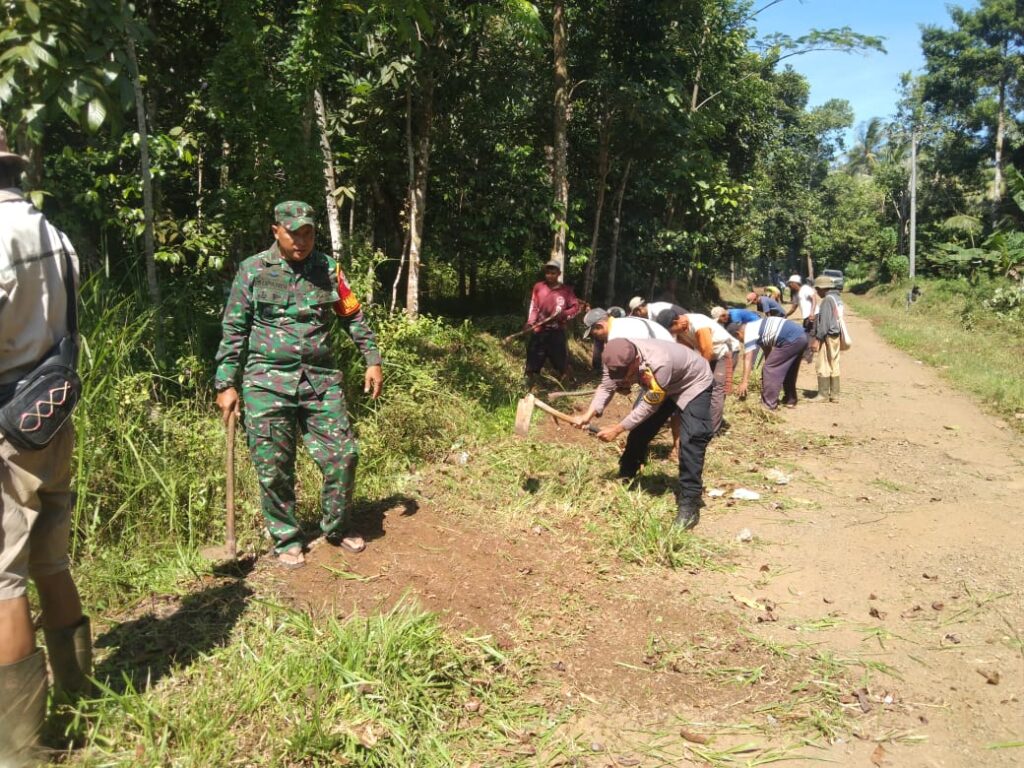Jumat Bersih, Polsek Cimanggu bersama TNI dan Masyarakat Gotong royong Bersihkan Jalan di Desa Waringinkurung kecamatan Cimanggu 9 WhatsApp Image 2024 07 12 at 23.39.19