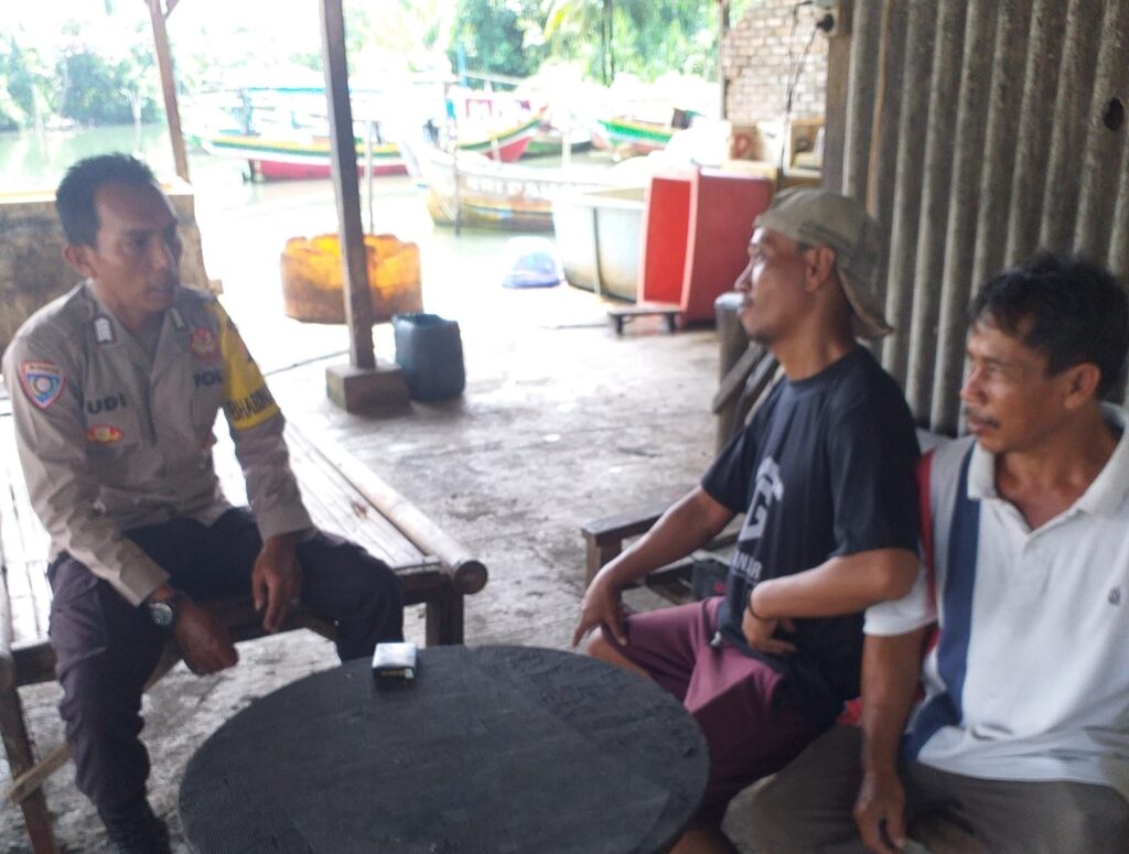 Bhabinkamtibmas Polsek Carita Bripka Yudi Sambangi Para Nelayan 1 WhatsApp Image 2024 07 13 at 05.57.56