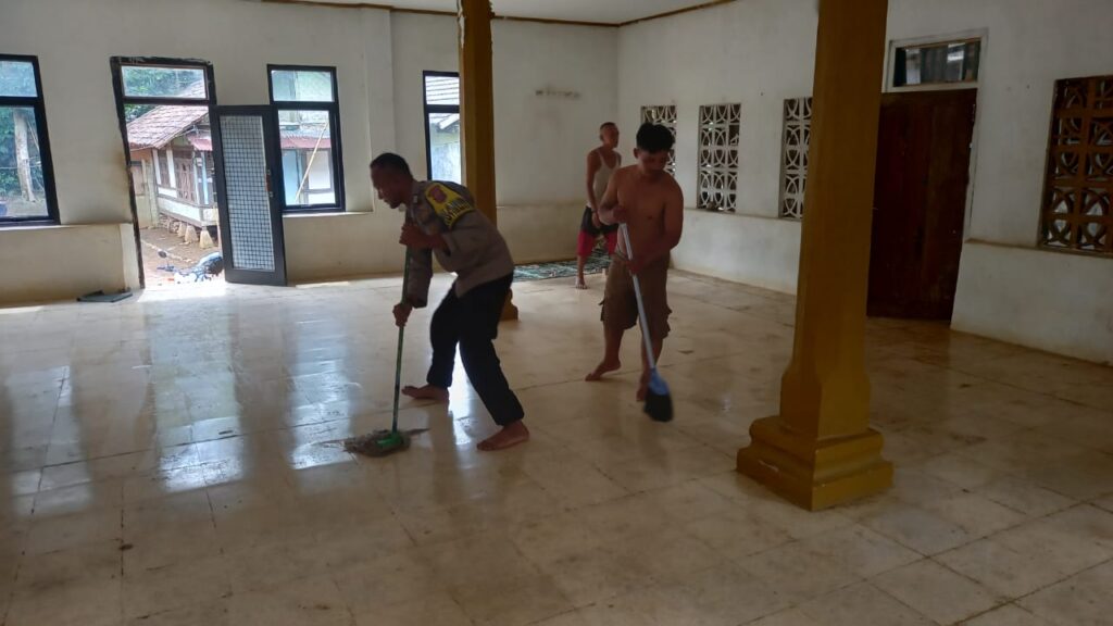 Bripka Sri Eka Bawantara dari Polsek Carita Laksanakan Bakti Sosial di Masjid Al-Kautsar 2 WhatsApp Image 2024 07 13 at 06.00.26