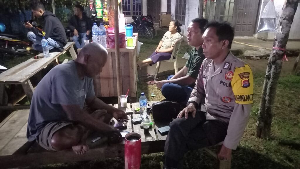 Bripka Yudi dari Polsek Carita Dialog dengan Tokoh Masyarakat saat Patroli Malam 6 WhatsApp Image 2024 07 13 at 06.12.03