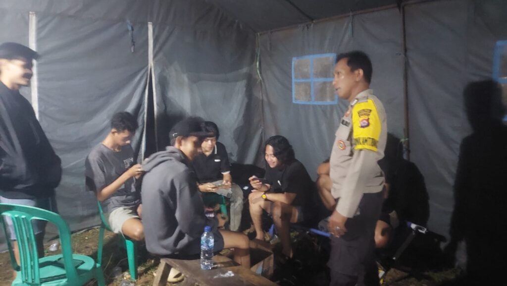 Bripka Yudi dari Polsek Carita Monitoring Perlombaan Mobile Legend di Masyarakat 7 WhatsApp Image 2024 07 13 at 06.14.31