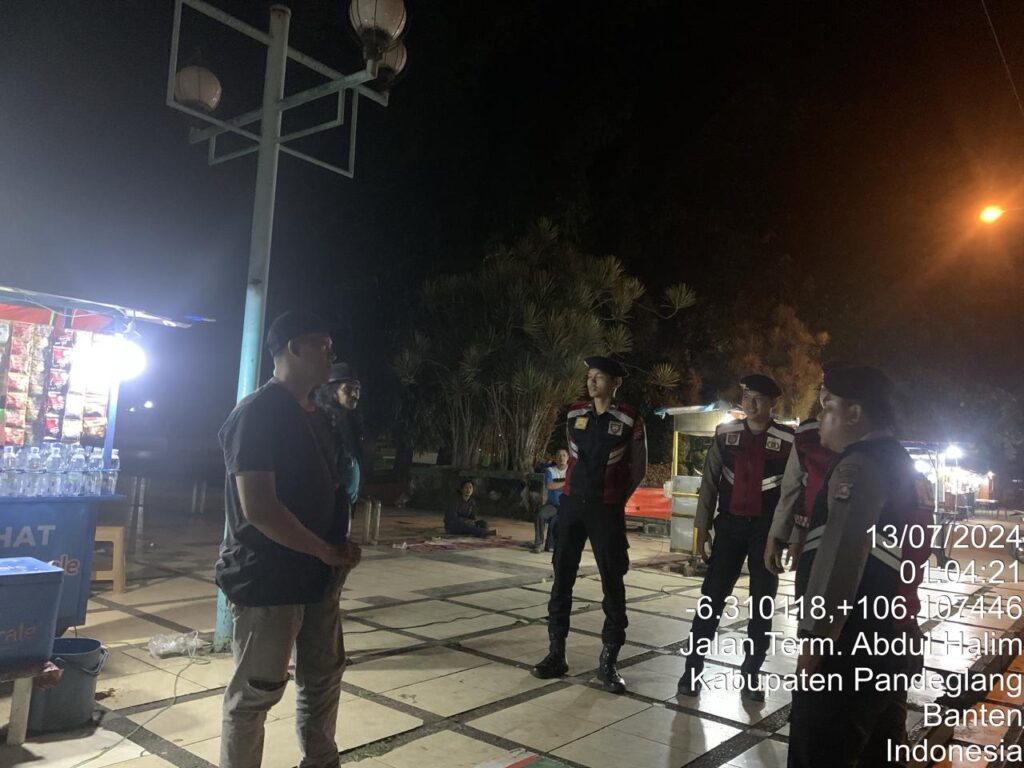 Sat Samapta Polres Pandeglang Gelar Patroli Malam Dialogis di Alun-Alun Pandeglang 8 WhatsApp Image 2024 07 13 at 06.32.11