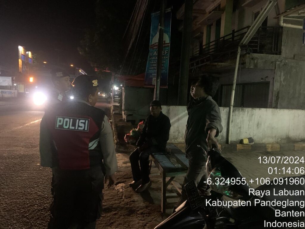 Sat Samapta Polres Pandeglang Sambangi Tukang Ojek dalam Patroli Malam di Pertigaan Majasari 5 WhatsApp Image 2024 07 13 at 06.32.14
