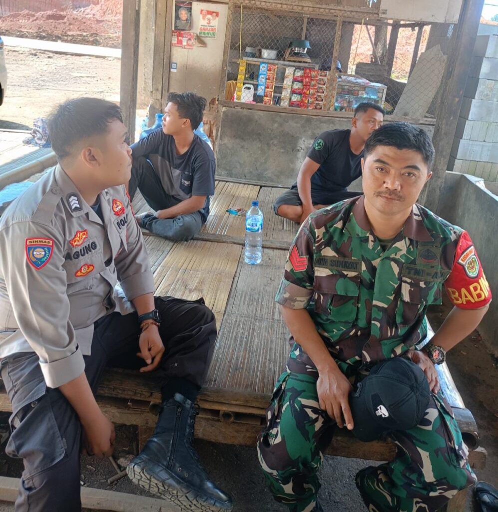 Bhabinkamtibmas Polsek Bojong Bersama Babinsa Koramil Bojong Laksanakan KRYD untuk Mencegah Kejahatan Konvensional 10 WhatsApp Image 2024 07 13 at 14.24.08