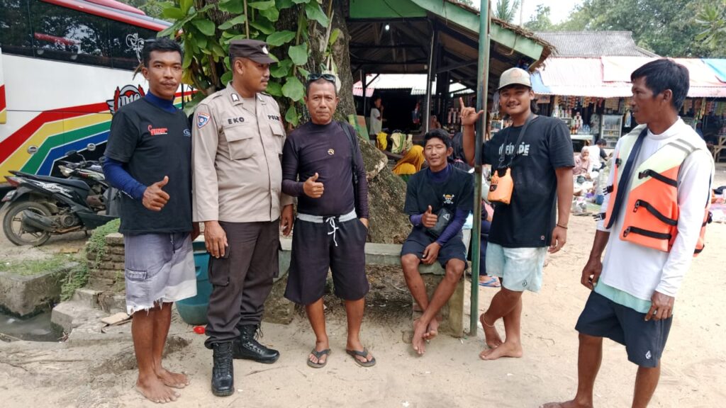 Personil Polsek Carita Laksanakan Patroli Dialogis dengan Penyewa Boat di Pantai 1 WhatsApp Image 2024 07 13 at 17.07.01