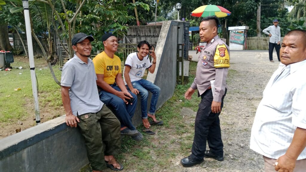 Personil Polsek Carita Bripka Bobi Bincang dengan Supir Bus Pariwisata di Carita 2 WhatsApp Image 2024 07 13 at 17.09.00