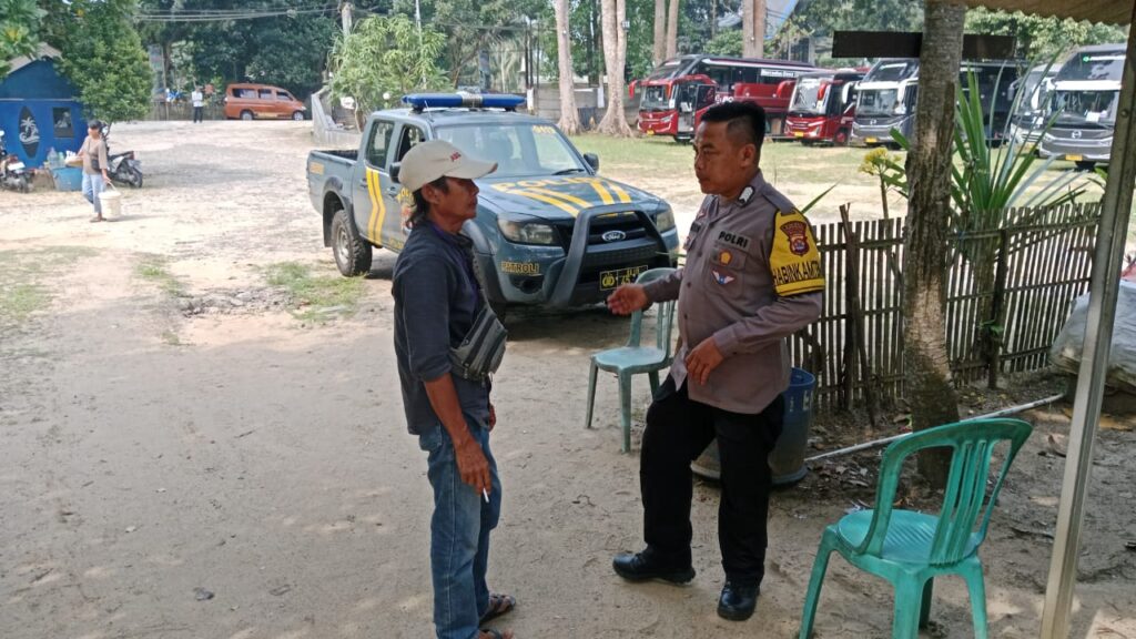 Polsek Carita Beri Himbauan Berlalu Lintas kepada Pengunjung Pantai Carita 3 WhatsApp Image 2024 07 13 at 17.14.44