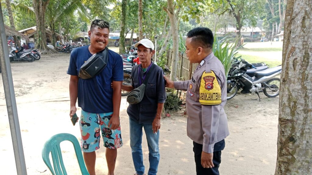 Bhabinkamtibmas Polsek Carita, Bripka Bobi, Sambangi Pengelola Parkir Motor Pantai 4 WhatsApp Image 2024 07 13 at 17.16.38