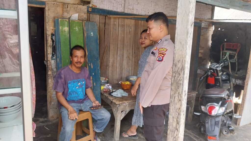 Bhabinkamtibmas Polsek Sumur Desa Sumberjaya Jalin Silaturahmi dengan Warga 5 WhatsApp Image 2024 07 13 at 17.41.46