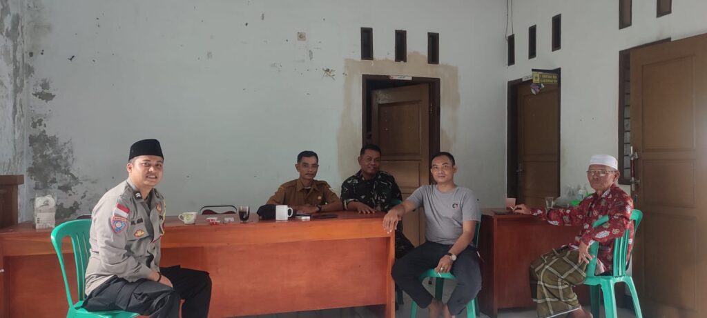 Polsek Cikeusik Gelar Sambang Kamtibmas dan Silaturahmi Bersama Warga 6 WhatsApp Image 2024 07 13 at 19.33.14