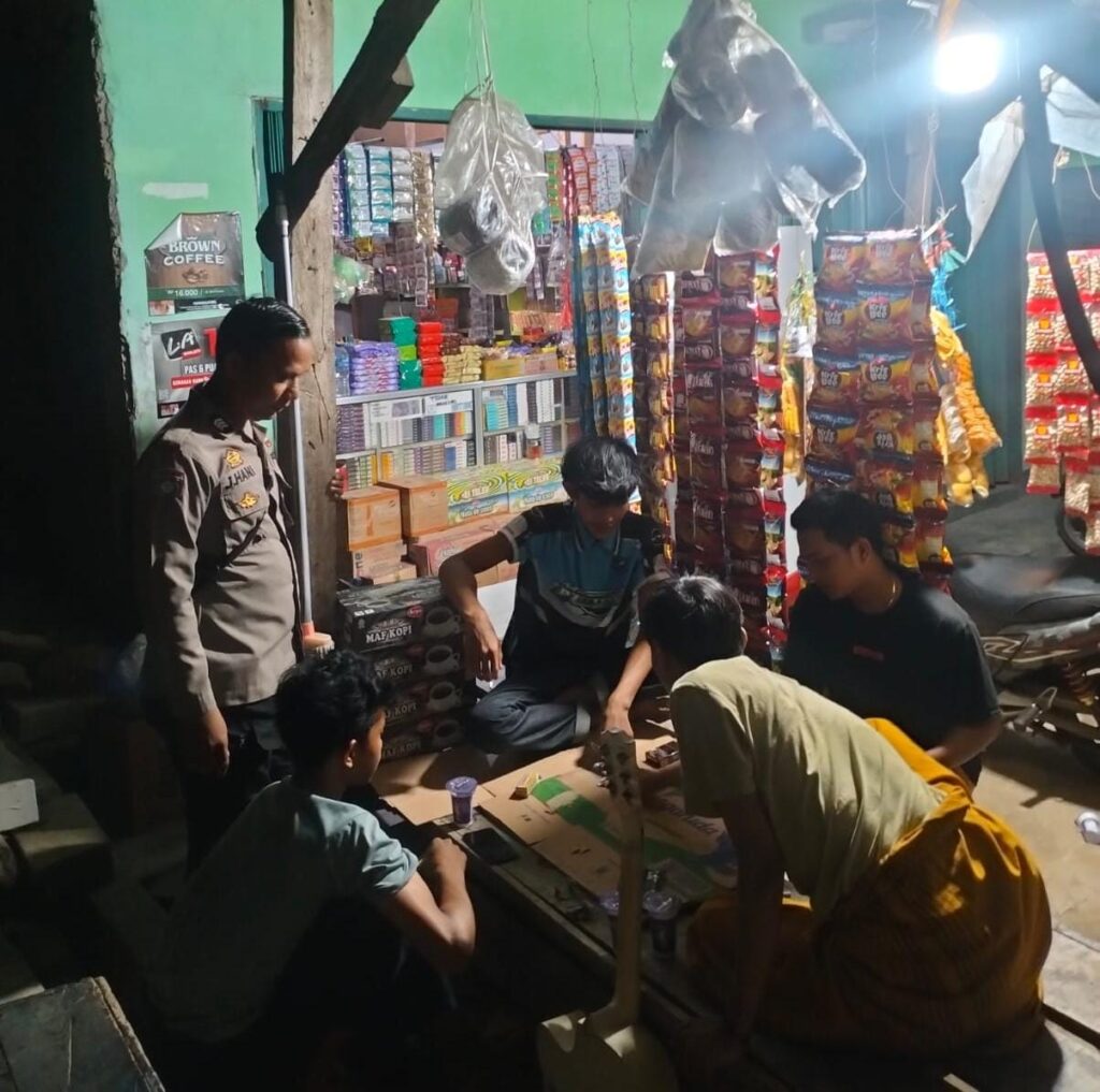 Patroli Dialogis, Bhabinkamtibmas Polsek Angsana Polres Pandeglang Sapa Warga Desa Angsana dan Sampaikan Pesan Kamtibmas 7 WhatsApp Image 2024 07 13 at 19.34.51