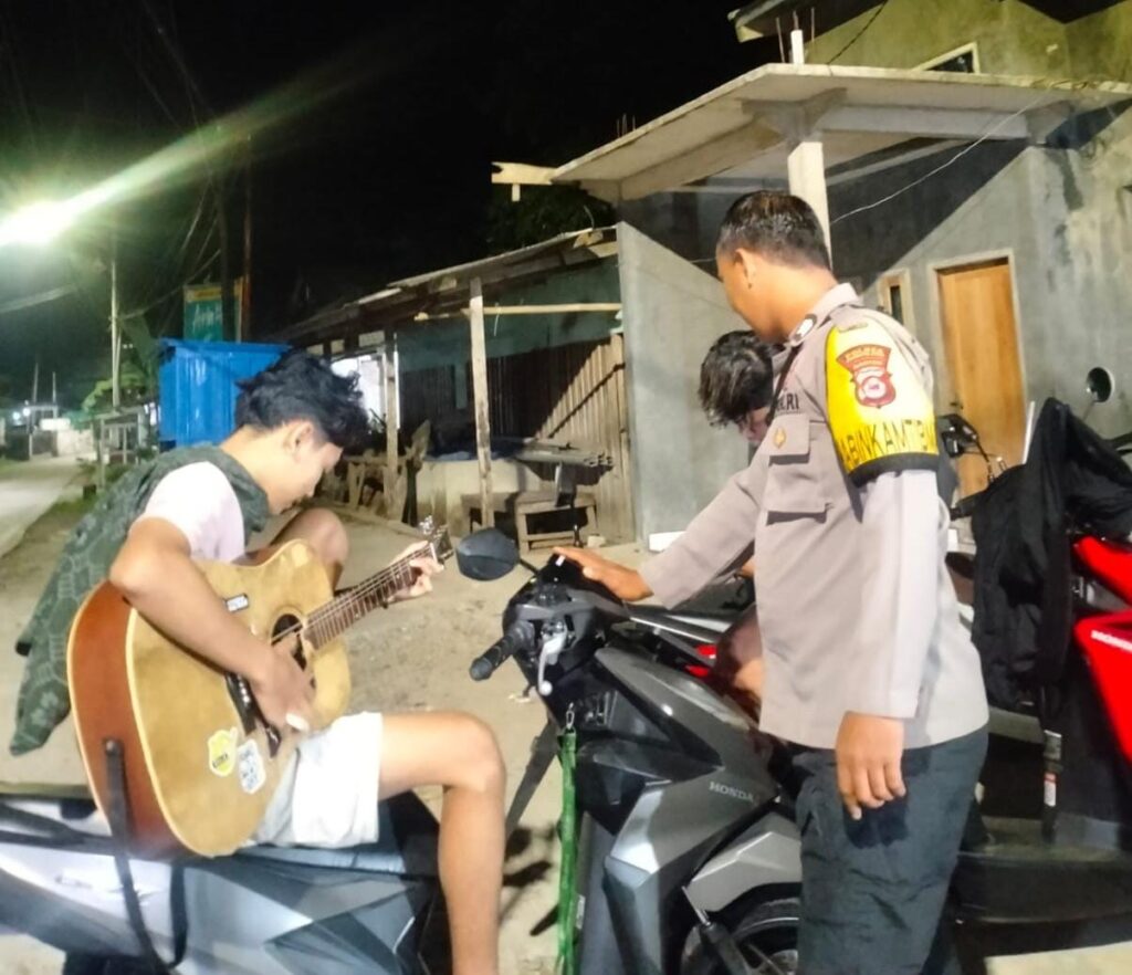 Patroli Dialogis, Upaya Bhabinkamtibmas Polsek Angsana Polres Pandeglang Cegah Gangguan Kamtibmas 8 WhatsApp Image 2024 07 13 at 19.35.05