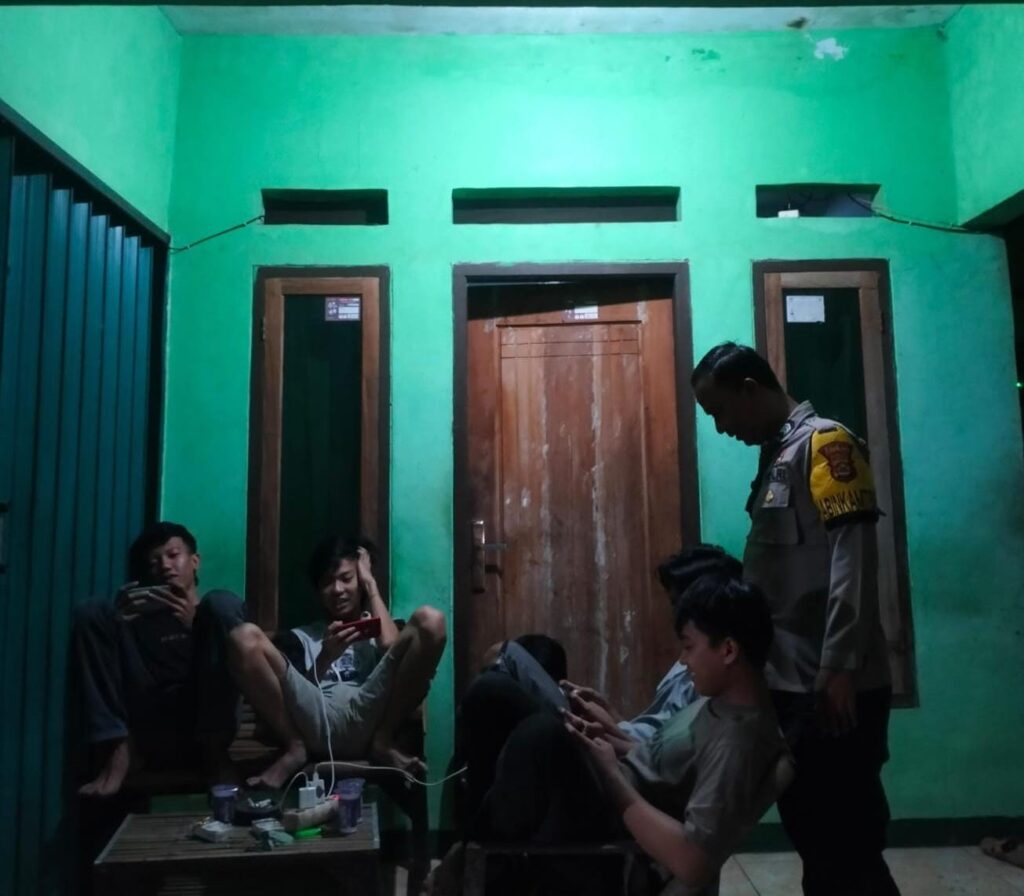 Sambangi Masyarakat Desa Sumurlaban, Bhabinkamtibmas Polsek Angsana Polres Brigadir Jumhani Sampaikan Pesan Kamtibmas 9 WhatsApp Image 2024 07 13 at 19.35.14