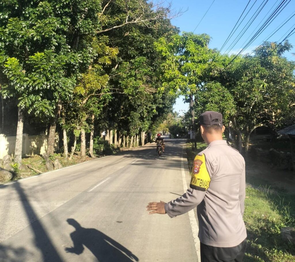 Anggota Piket Polsek Angsana Polres Pandeglang Laksanakan Strongpoint Sore di Jl Raya Munjul-Angsana 1 WhatsApp Image 2024 07 13 at 19.35.34