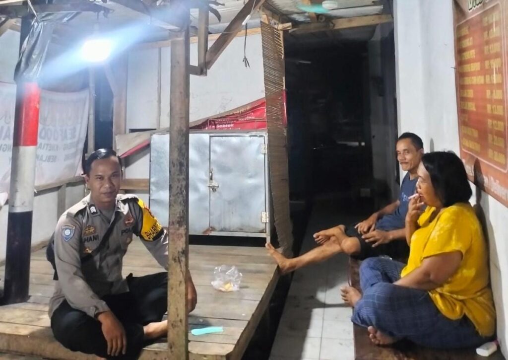 Bhabinkamtibmas Polsek Angsana Polres Pandeglang Brigadir Jumhani Sambangi Masyarakat Desa Padamulya 2 WhatsApp Image 2024 07 13 at 19.35.49