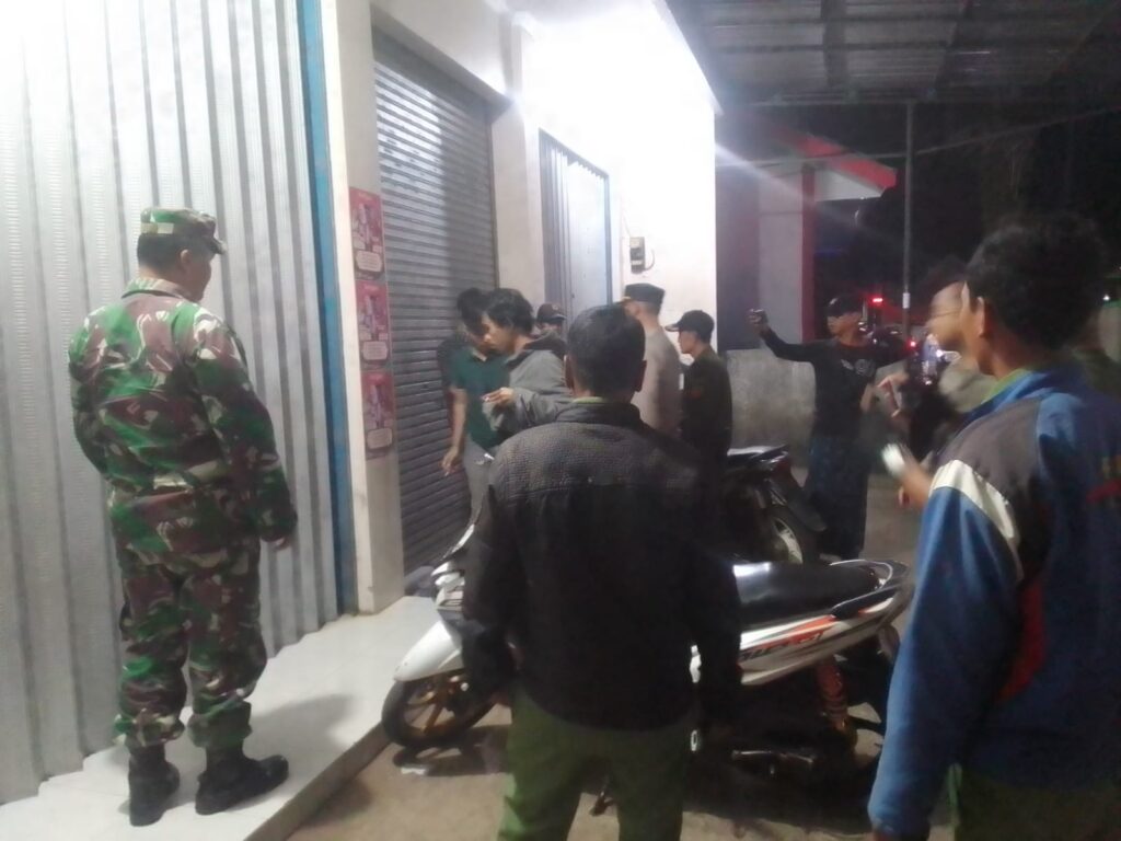 Polsek Menes bersama Koramil Menes Laksanakan Patroli Gabungan, Kecamatan Menes Aman 2 WhatsApp Image 2024 07 14 at 07.57.41