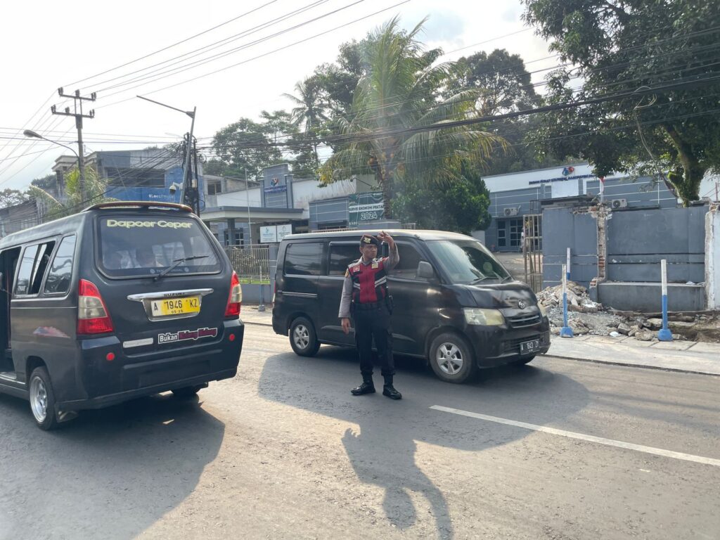 Sat Samapta Polres Pandeglang Ciptakan Kamseltibcar Lantas dengan Pengaturan Lalu Lintas di Pertigaan Cipacung 5 WhatsApp Image 2024 07 14 at 17.20.44
