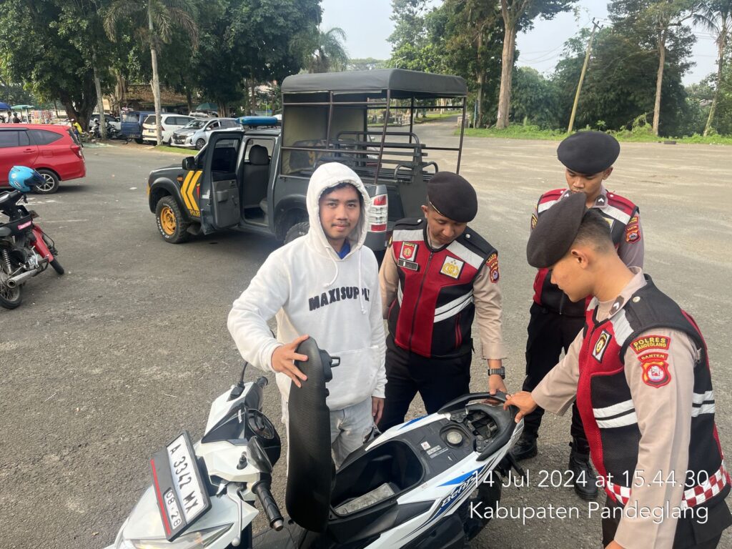 Sat Samapta Polres Pandeglang Gelar Patroli Dialogis di Stadion Badak Pandeglang untuk Antisipasi Aksi Balap Liar 6 WhatsApp Image 2024 07 14 at 17.21.03