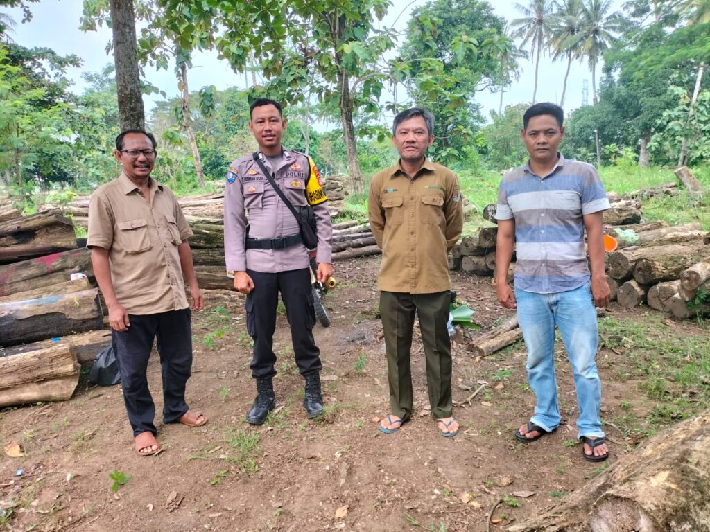 Mendekatkan Diri Dengan Masyarakat Bhabinkamtibmas Polsek Panimbang Sambang di Desa Binaan 2 WhatsApp Image 2024 07 15 at 00.14.01