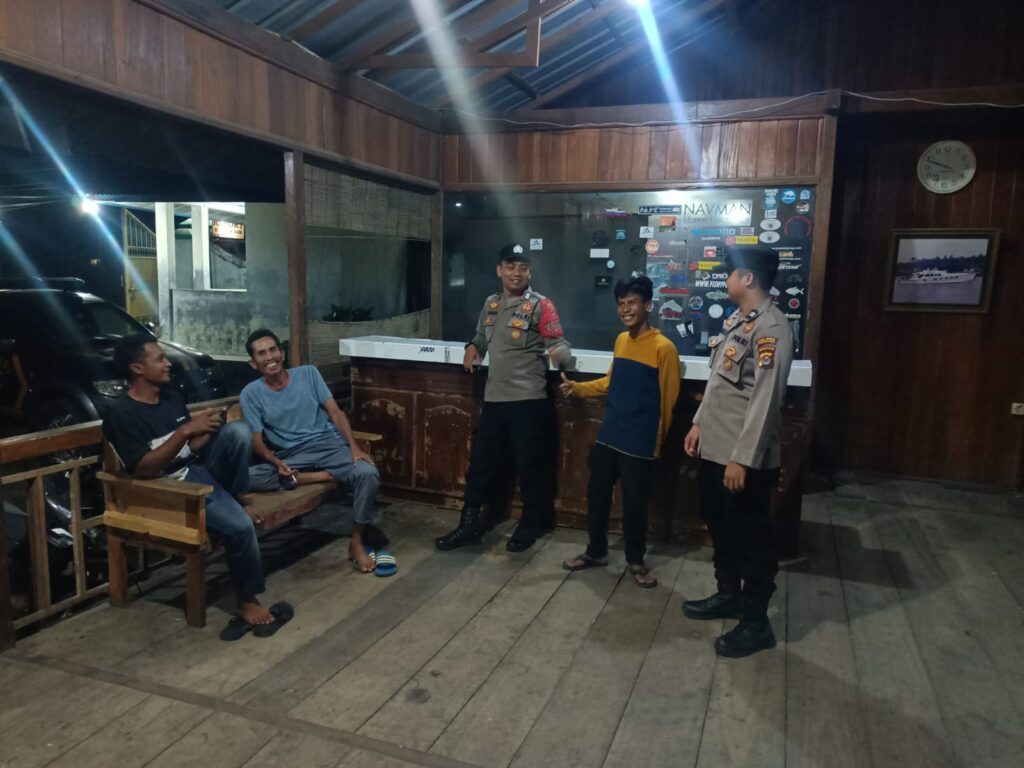 Polsek Cikeusik Gelar Patroli Dialogis Malam, Jaga Kamtibmas dan Dekatkan Diri dengan Masyarakat 3 WhatsApp Image 2024 07 15 at 00.15.51