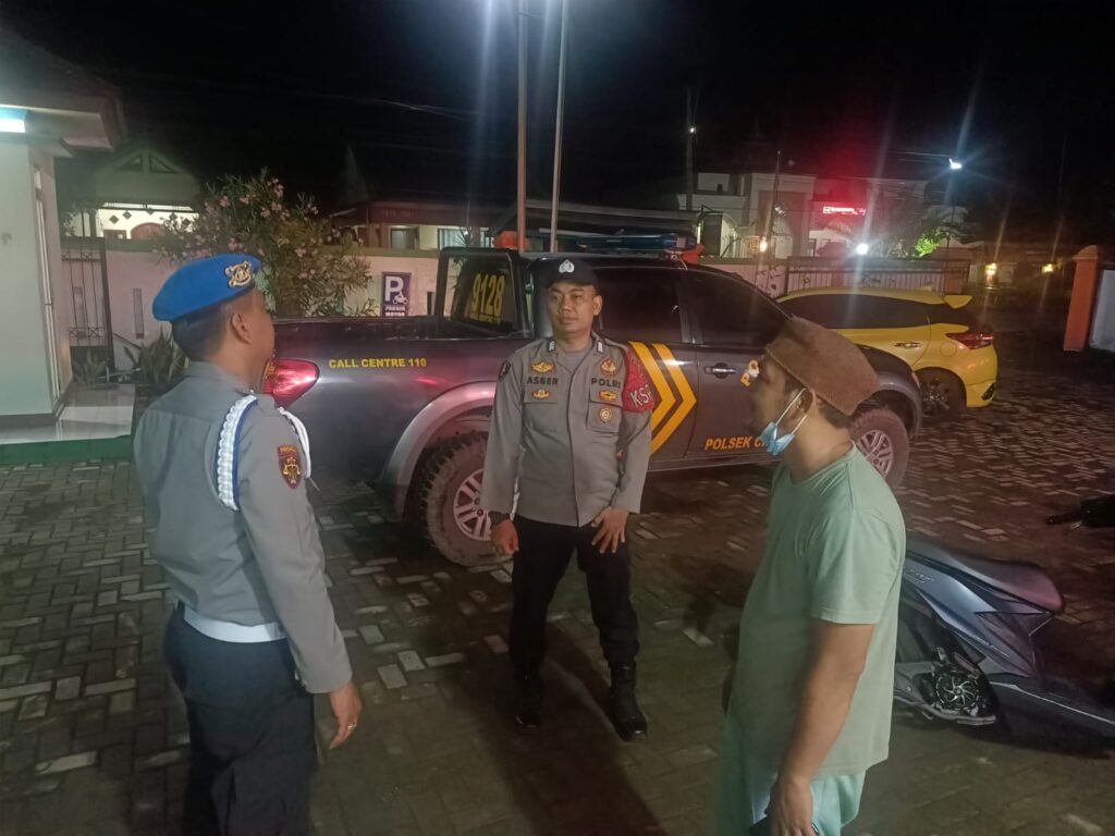 Polsek Cikeusik Gelar Patroli Dialogis Malam, Jaga Kamtibmas dan Dekatkan Diri dengan Masyarakat 4 WhatsApp Image 2024 07 15 at 00.16.51