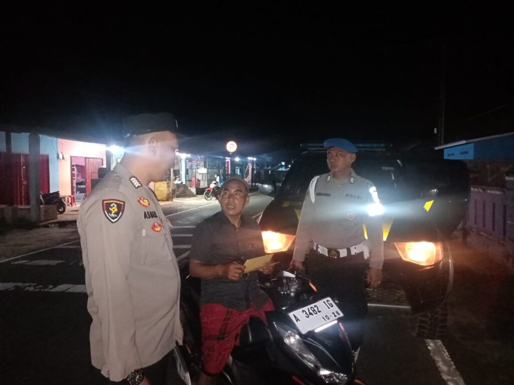 Polsek Cikeusik Gelar Patroli, Sambang, dan Himbauan Kamtibmas untuk Wujudkan Situasi Aman dan Kondusif 5 WhatsApp Image 2024 07 15 at 00.17.02