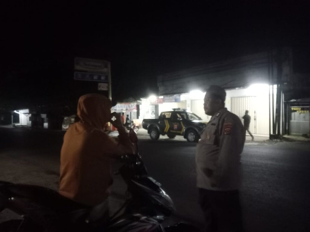 Bhabinkamtibmas Polsek Cikedal Lakukan Sambang Dialogis ke Desa Binaan 7 WhatsApp Image 2024 07 15 at 00.28.03