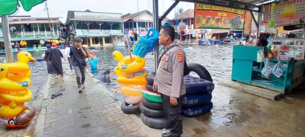 Personil Polsek Cimanuk Polres Pandeglang Gencar Laksanakan Patroli Wisata untuk Berikan Rasa Aman dan Nyaman 8 WhatsApp Image 2024 07 15 at 01.45.46