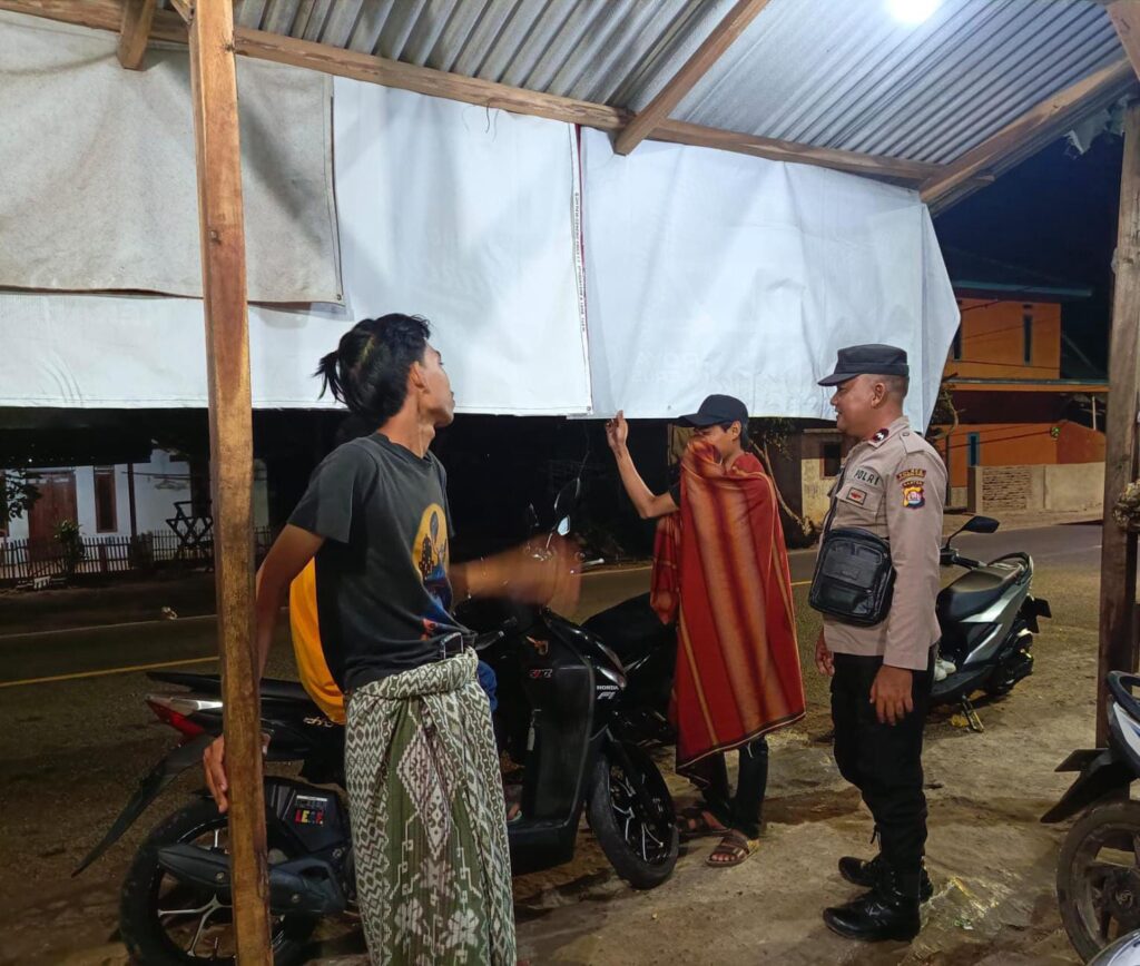 Polsek Cibaliung Gelar Sambang dan Patroli Malam, Ciptakan Rasa Aman dan Nyaman Bagi Warga Masyarakat 9 WhatsApp Image 2024 07 15 at 05.28.42