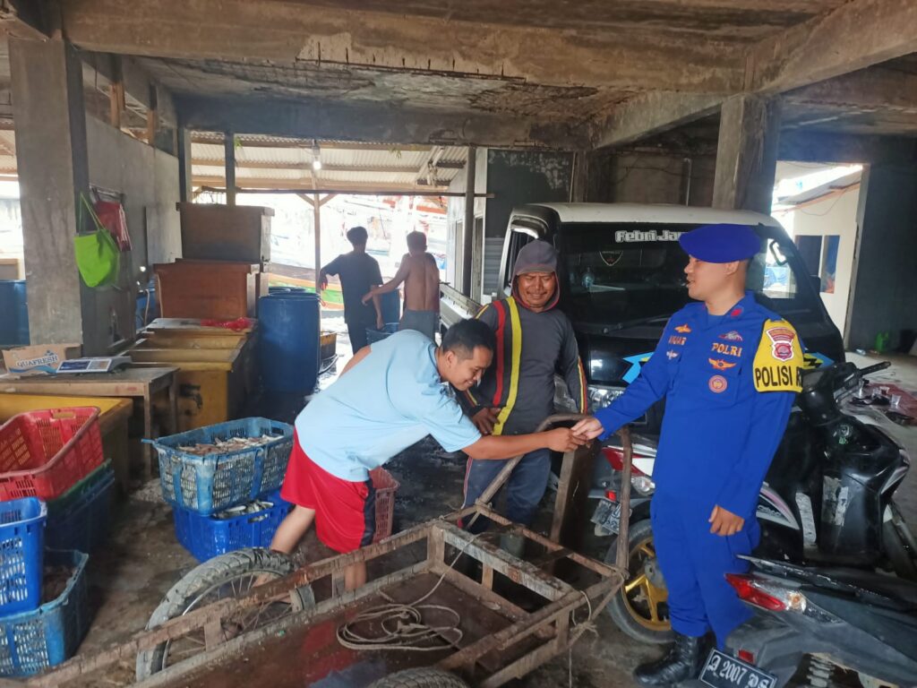 Sat Polair Polres Pandeglang Awasi Pemindahan Ikan dari Kapal ke Pelelangan 10 WhatsApp Image 2024 07 15 at 10.19.49