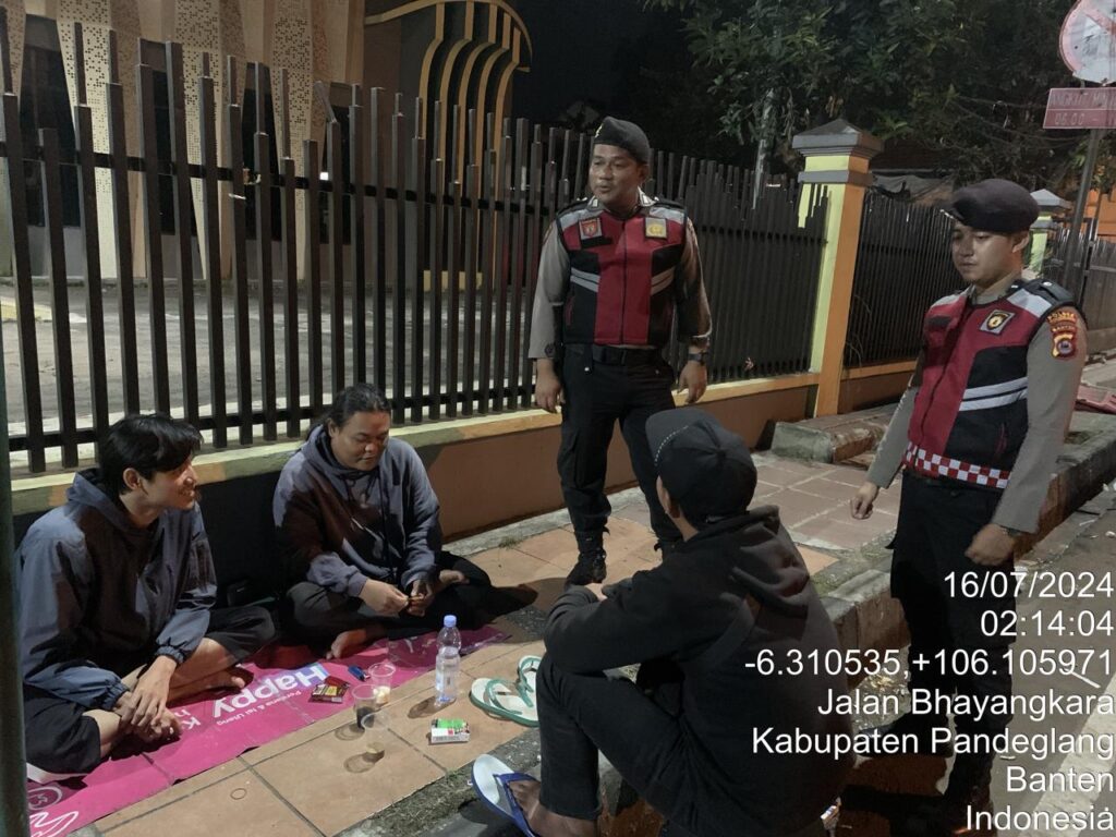 Antisipasi Aksi Mabuk-mabukan, Personil Sat Samapta Polres Pandeglang Gelar Patroli Jalan Kaki Sambangi Remaja yang Sedang Nongkrong 1 WhatsApp Image 2024 07 16 at 05.18.09