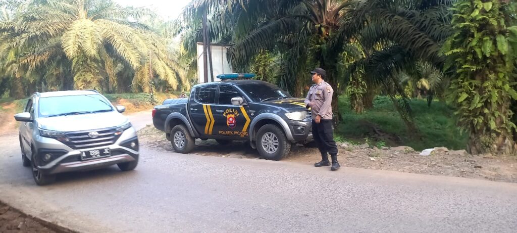 Giat Rutinitas Strong Poin Polsek Picung Melaksanakan Pengaturan Lalu Lintas 9 WhatsApp Image 2024 07 16 at 22.44.36