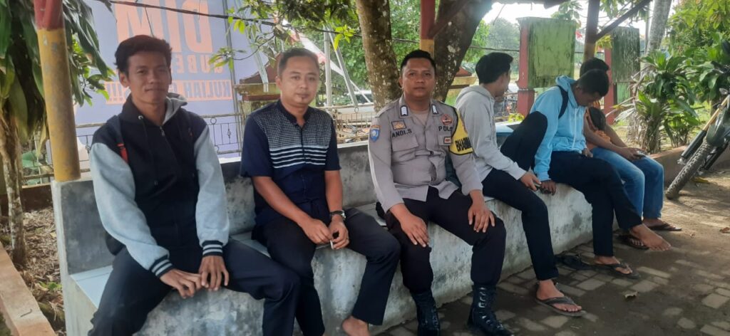 Bhabinkamtibmas Polsek Picung Sambang Desa Binaan dan Berinteraksi Langsung dengan Masyarakat 10 WhatsApp Image 2024 07 16 at 22.44.51