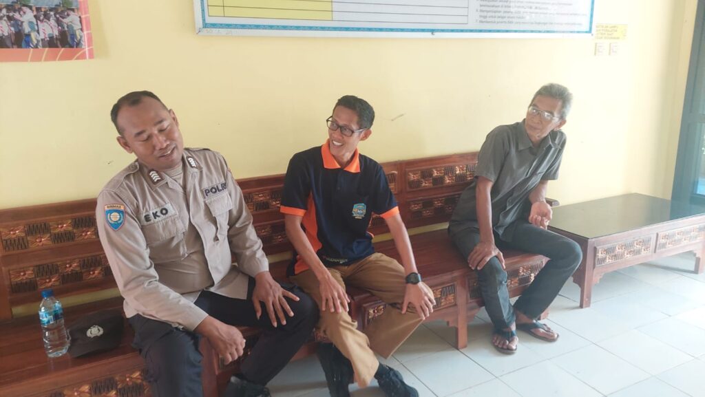 Bripka Eko Polsek Carita Melaksanakan Patroli Sambang ke Sekolah-sekolah di Kecamatan Carita 1 WhatsApp Image 2024 07 17 at 06.12.44