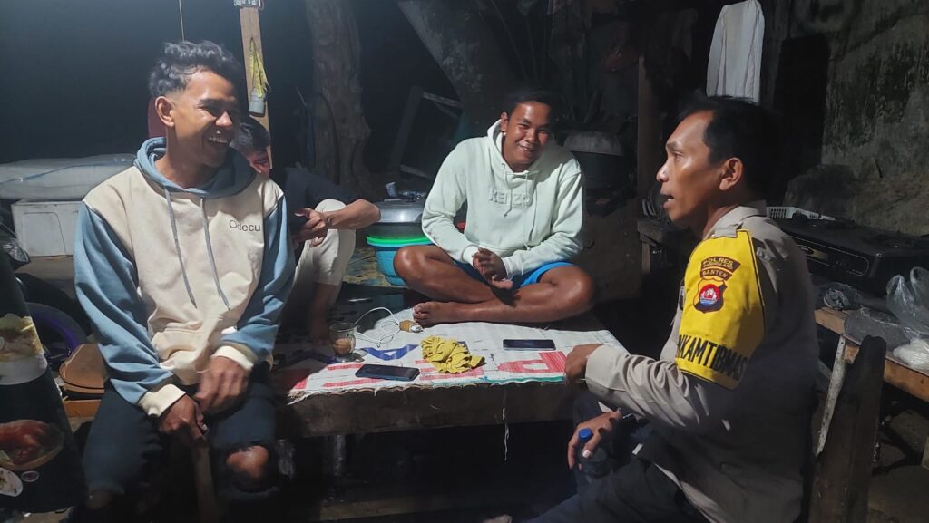 Personil Polsek Carita Melaksanakan Patroli Malam untuk Antisipasi Gangguan Kamtibmas 2 WhatsApp Image 2024 07 17 at 06.14.35