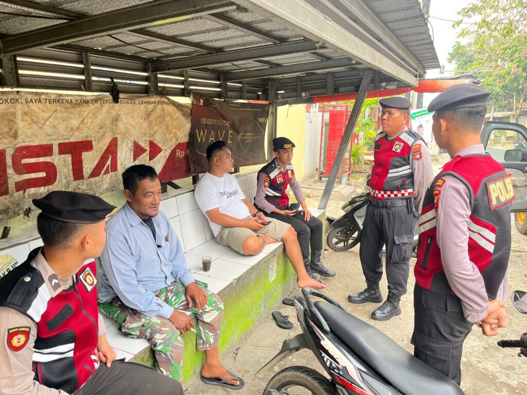 Personil Sat Samapta Polres Pandeglang Sambangi Tukang Ojek Pengkolan, Berikan Edukasi Keselamatan Berlalu Lintas 5 WhatsApp Image 2024 07 17 at 17.02.07