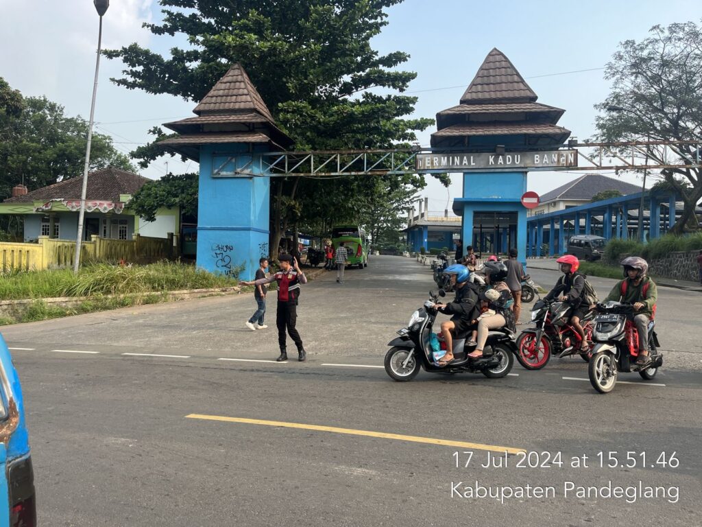 Personil Sat Samapta Polres Pandeglang Berikan Pelayanan Prima dengan Pengaturan Lalu Lintas di Terminal Kadubanen 4 WhatsApp Image 2024 07 17 at 18.07.42