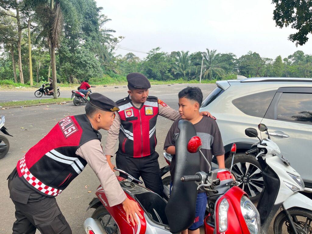 Personil Sat Samapta Polres Pandeglang Berikan Himbauan kepada Anak di Bawah Umur yang Mengendarai Motor 3 WhatsApp Image 2024 07 17 at 18.07.45