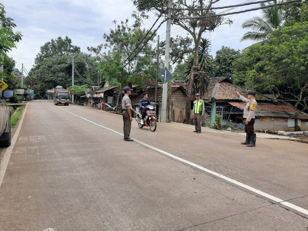 Personil Polsek Bojong Polres Pandeglang Gelar Strong Point Pengaturan Arus Lalu Lintas 6 WhatsApp Image 2024 07 18 at 08.50.51