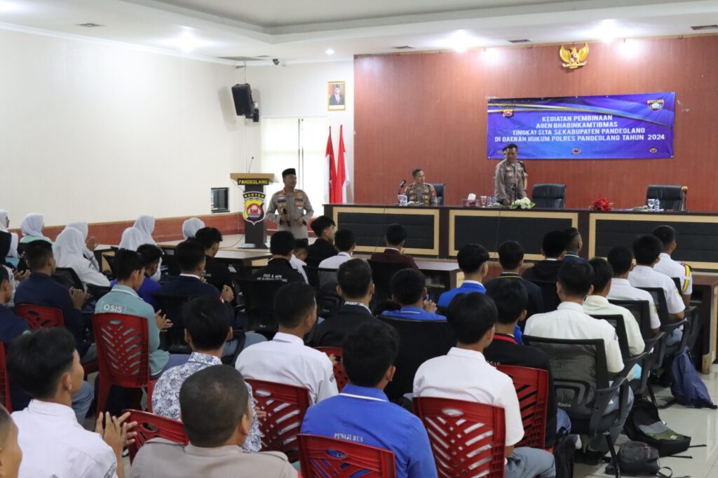 Polres Pandeglang Gelar Kegiatan Pembinaan Agen Bhabinkamtibmas dan Pembekalan Materi kepada Ketua OSIS SLTA Se-Kab. Pandeglang 2 WhatsApp Image 2024 07 18 at 11.57.56