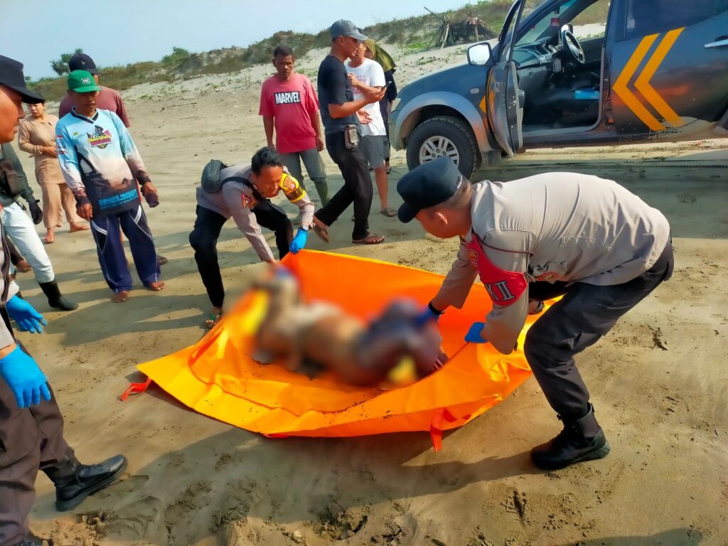 Personil Polsek Cikeusik Evakuasi Mayat Laki-Laki di Pesisir Pantai Coneang, Desa Cikiruhwetan 9 WhatsApp Image 2024 07 18 at 21.21.13