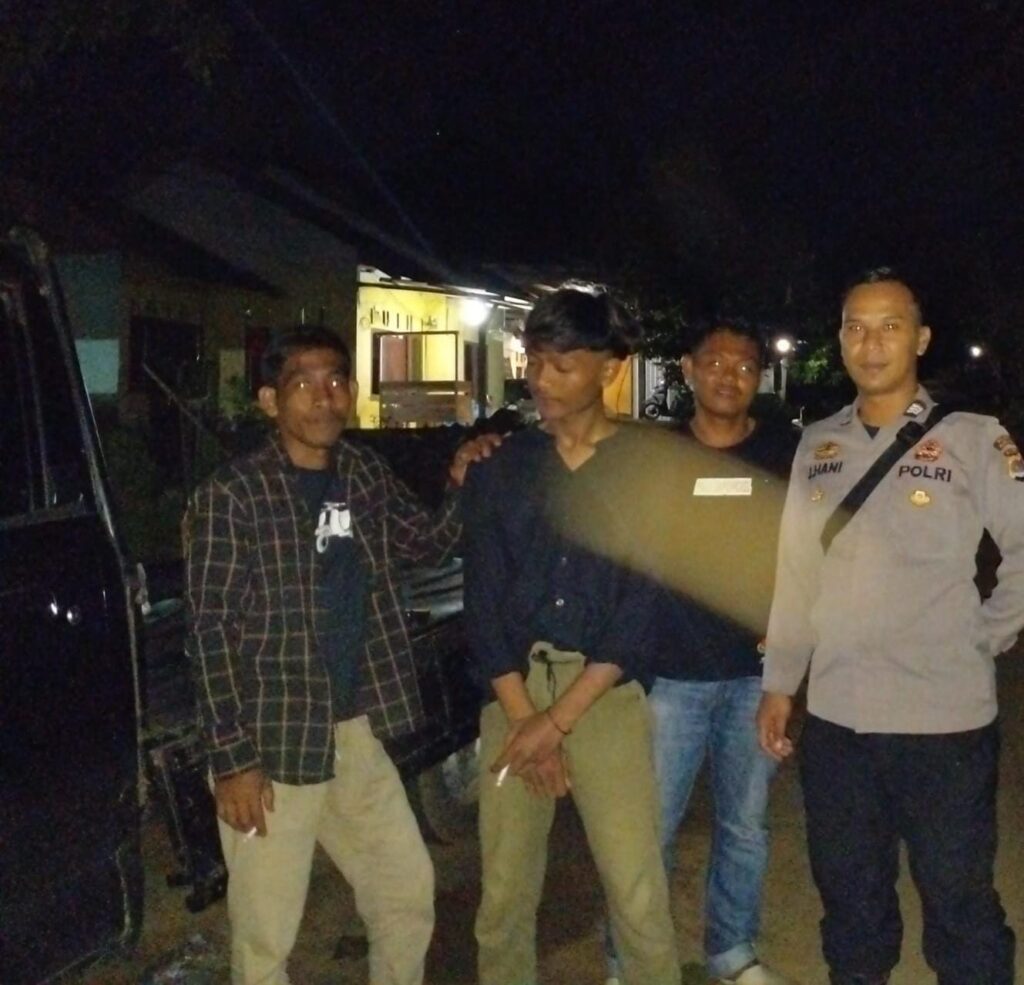 Bhabinkamtibmas Polsek Angsana Polres Pandeglang Brigadir Jumhani Laksanakan Patroli Dialogis di Desa Sumurlaban 1 WhatsApp Image 2024 07 19 at 05.41.30