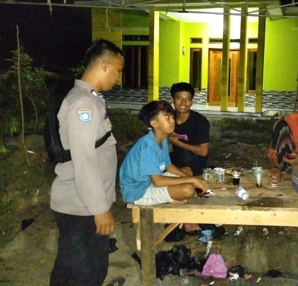 Bhabinkamtibmas Polsek Angsana Polres Pandeglang Brigadir Jumhani Laksanakan Patroli Dialogis di Desa Angsana 2 WhatsApp Image 2024 07 19 at 05.41.41
