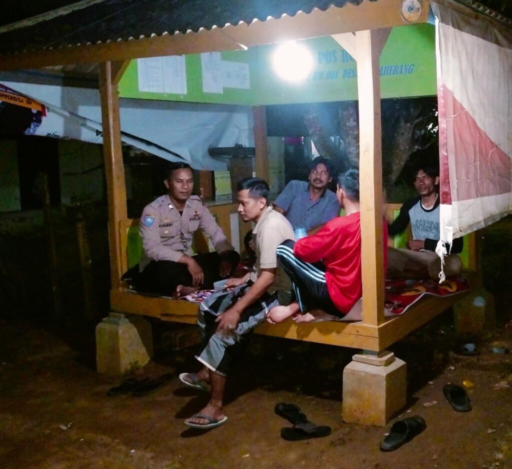 Bhabinkamtibmas Polsek Angsana Polres Pandeglang Brigadir Jumhani Sambangi Poskamling di Desa Angsana 3 WhatsApp Image 2024 07 19 at 05.41.50