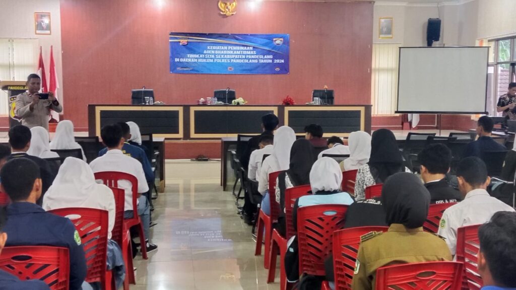 Polsek Carita Dampingi Ketua OSIS SLTA dalam Kegiatan Pembinaan di Polres Pandeglang 5 WhatsApp Image 2024 07 19 at 05.42.37