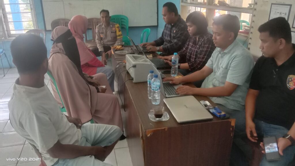 Bhabinkamtibmas Polsek Carita Melaksanakan Sambang di Desa Banjarmasin 6 WhatsApp Image 2024 07 19 at 05.44.45