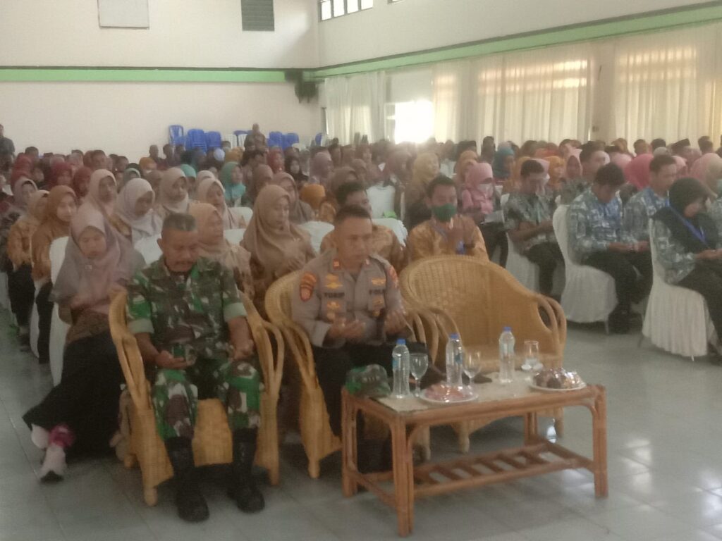 Kapolsek Carita Hadiri Kegiatan Pembinaan Kepegawaian Kecamatan Carita 8 WhatsApp Image 2024 07 19 at 05.55.11