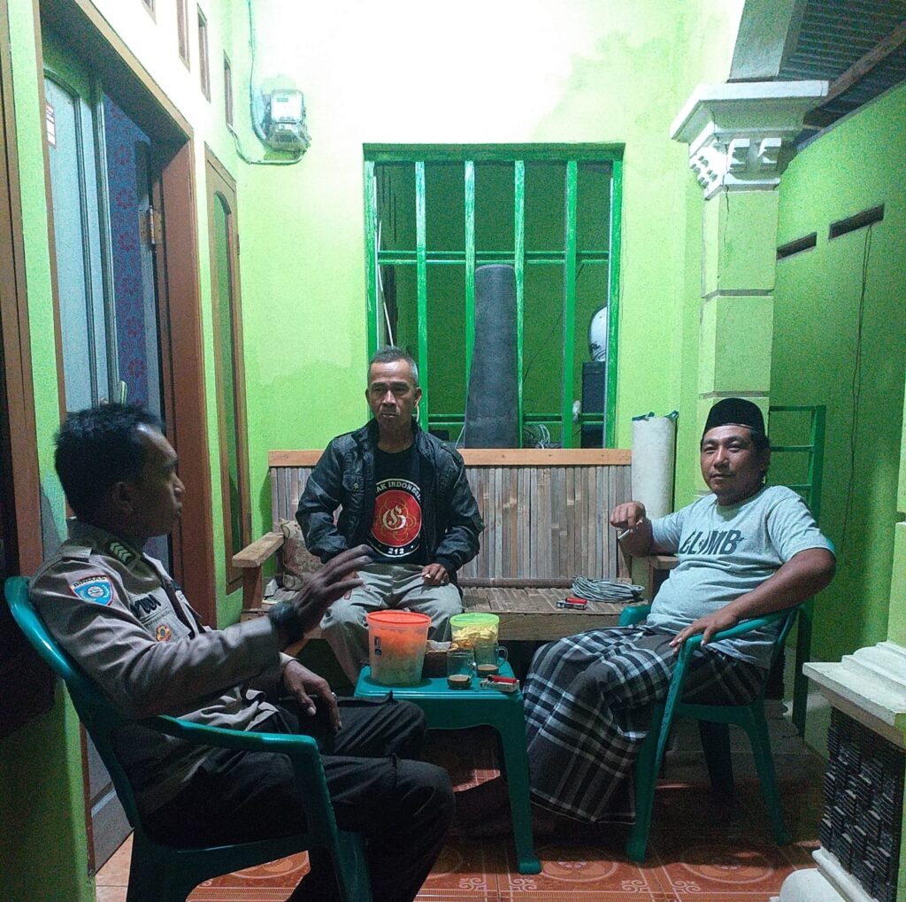 Bhabinkamtibmas Polsek Carita, Bripka Yudi, Melaksanakan Kegiatan Sambang ke Tokoh Masyarakat Desa Carita 10 WhatsApp Image 2024 07 19 at 05.59.40