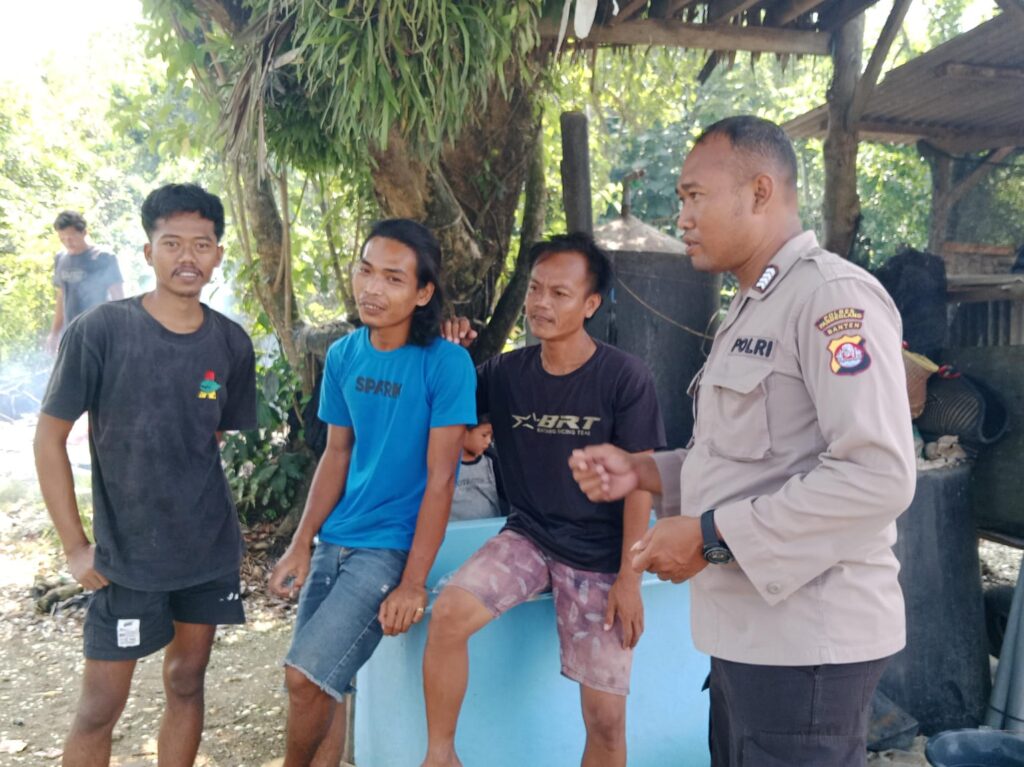 Personil Polsek Carita Bripka Eko Nurdiansyah Himbau Pemuda Desa Sukarame untuk Menjauhi Tindakan Kriminal 2 WhatsApp Image 2024 07 19 at 23.01.44