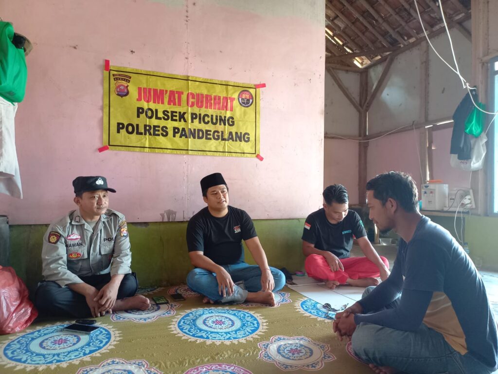 Bhabinkamtibmas Polsek Picung Desa Ciherang Gelar Jumat Curhat di Kampung Pasir Bingluh 3 WhatsApp Image 2024 07 20 at 00.26.36